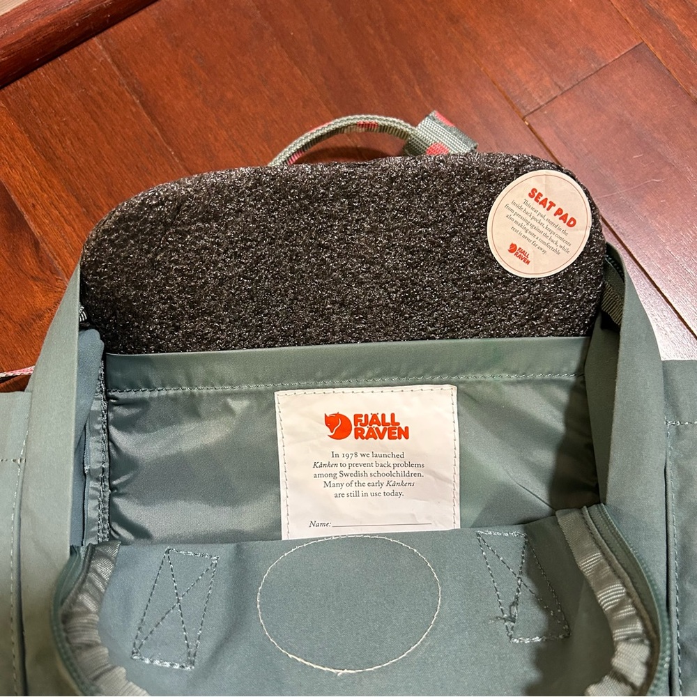 FJALLRAVEN Kanken Backpack Mini Frost Green-Confetti Pattern seat pad excellent - Picture 8 of 9